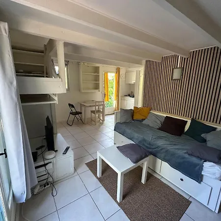 Climatise Avec Mezzanine Et Entree Privee Apartmán